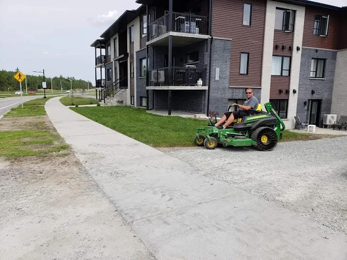 Tonte de pelouse devant un immeuble locatif à Sherbrooke