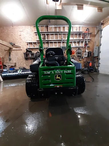 Tondeuse zéro-tour Tom à tout faire dans le garage