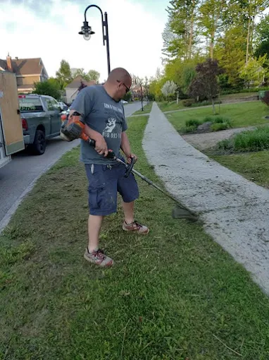 Finition au coupe-bordure le long d'un trottoir